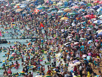 Hàng nghìn người chen nhau trong bể bơi 