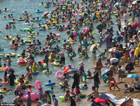 Hàng nghìn người chen nhau trong bể bơi 