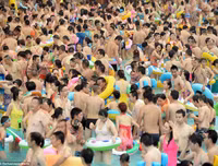 Hàng nghìn người chen nhau trong bể bơi 