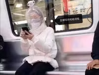 [ẢNH] Không thể nhịn cười với muôn kiểu khẩu trang tự chế siêu hài hước