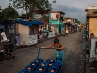 Dân nghèo Philippines chen chúc 