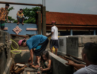 Dân nghèo Philippines chen chúc 