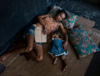 Dân nghèo Philippines chen chúc 