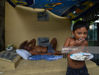 Dân nghèo Philippines chen chúc 