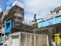 Dân nghèo Philippines chen chúc 