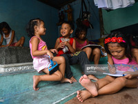 Dân nghèo Philippines chen chúc 