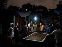 Dân nghèo Philippines chen chúc 