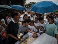 Dân nghèo Philippines chen chúc 