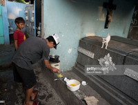 Dân nghèo Philippines chen chúc 