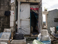 Dân nghèo Philippines chen chúc 