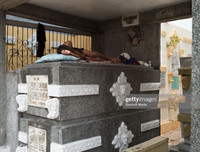 Dân nghèo Philippines chen chúc 