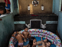 Dân nghèo Philippines chen chúc 