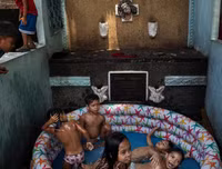 Dân nghèo Philippines chen chúc 