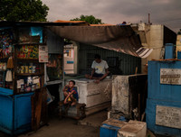 Dân nghèo Philippines chen chúc 