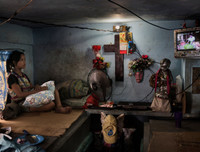 Dân nghèo Philippines chen chúc 