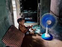 Dân nghèo Philippines chen chúc 