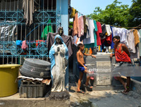 Dân nghèo Philippines chen chúc 