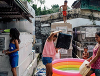 Dân nghèo Philippines chen chúc 