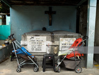 Dân nghèo Philippines chen chúc 