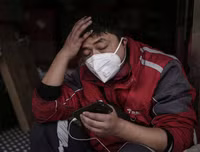 [ẢNH] Những con đường nhiễm bệnh không ngờ tới do virus corona gây ra
