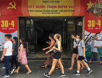 [ẢNH] Phố đi bộ Hồ Gươm tấp nập trong những ngày cuối dịp nghỉ lễ