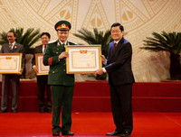 [ẢNH] Cuộc sống bình yên của NSND Tự Long bên người vợ tài sắc