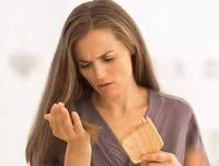 [ẢNH] Cảnh giác trước những hiểm họa từ thói quen để tóc ướt đi ngủ