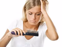 [ẢNH] Cảnh giác trước những hiểm họa từ thói quen để tóc ướt đi ngủ