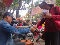 [ẢNH] Ngày vía Thần Tài 2020: Những mặt hàng đắt khách ngoài... vàng