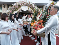 Cận cảnh đám cưới siêu hot của con gái Minh 