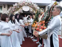 Cận cảnh đám cưới siêu hot của con gái Minh 