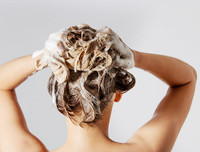 [ẢNH] Cảnh giác trước những hiểm họa từ thói quen để tóc ướt đi ngủ