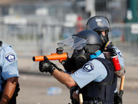 [ẢNH] Biểu tình bùng phát thành bạo động tại Mỹ sau sai lầm của viên cảnh sát Minneapolis