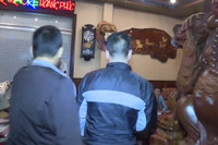 Cận cảnh công an bắt hàng chục đối tượng phê ma túy trong quán karaoke