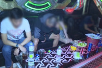 Cận cảnh công an bắt hàng chục đối tượng phê ma túy trong quán karaoke