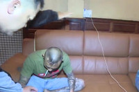 Cận cảnh công an bắt hàng chục đối tượng phê ma túy trong quán karaoke