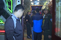 Cận cảnh công an bắt hàng chục đối tượng phê ma túy trong quán karaoke