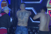 Cận cảnh công an bắt hàng chục đối tượng phê ma túy trong quán karaoke
