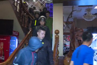 Cận cảnh công an bắt hàng chục đối tượng phê ma túy trong quán karaoke