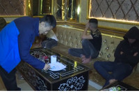 Cận cảnh công an bắt hàng chục đối tượng phê ma túy trong quán karaoke
