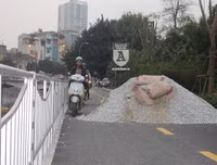 [ẢNH] Phần đường Láng không dành cho xe máy: Nhiều người bị 