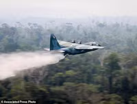 Cháy rừng Amazon: Bầu trời Brazil chìm trong khói tro, 3h chiều tối đen như giữa đêm