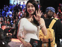 [ẢNH] Vợ kém 17 tuổi của tài tử 