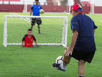 Cậu bé không chân sống đầy nghị lực, 