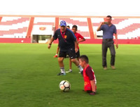 Cậu bé không chân sống đầy nghị lực, 