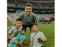 Cậu bé không chân sống đầy nghị lực, 