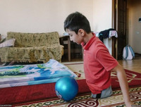 Cậu bé không chân sống đầy nghị lực, 