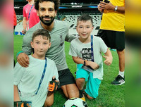 Cậu bé không chân sống đầy nghị lực, 