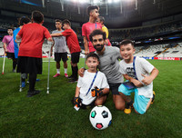 Cậu bé không chân sống đầy nghị lực, 