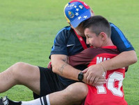 Cậu bé không chân sống đầy nghị lực, 